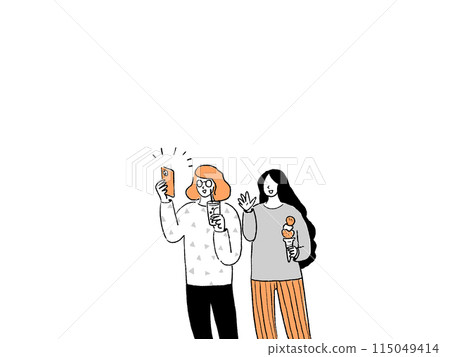 兩名拿著冰淇淋和飲料的年輕女性用智慧型手機相機自拍 115049414