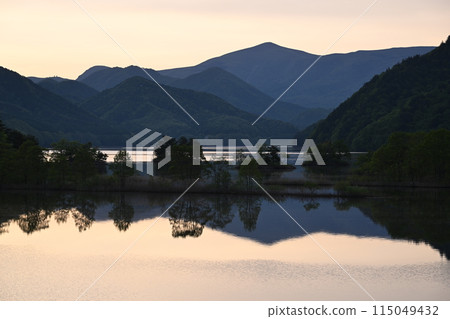 沐浴在清晨陽光下的秋元湖 115049432