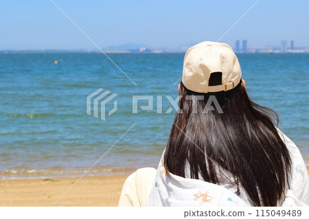 海邊,沙灘,女人,沙灘上的長髮女人,坐在沙灘上看大海 海邊,沙灘,女人,沙灘上的長髮女人,坐在沙灘上看大海 115049489