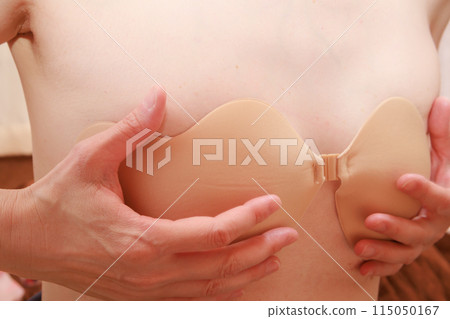 穿著矽膠胸罩的女人 115050167