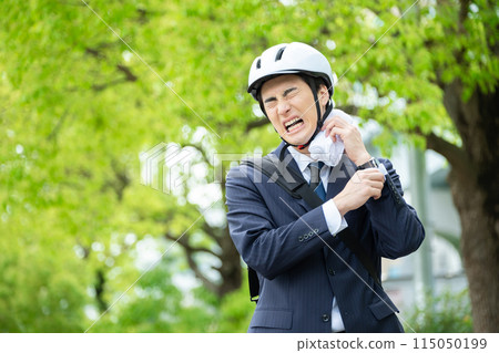 戴著頭盔擦汗的商人 115050199