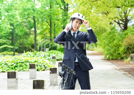 商人騎自行車上下班擦汗 115050200