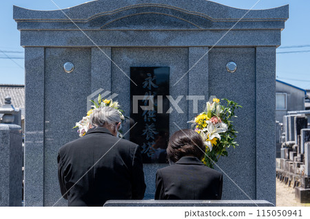 在永恆紀念墓前祈禱 115050941
