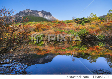 那須山（茶須岳）的絕美秋景 - 倒映在「葫蘆池」中的紅葉山【栃木縣那須鹽原市】 115051292