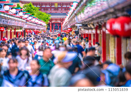 日本淺草寺的東京城市景觀早上擠滿了團體遊客、兒童和外國遊客 = 5 月 30 日 日本淺草寺的東京城市景觀早上擠滿了團體遊客、兒童和外國遊客 = 5 月 30 日 115051839