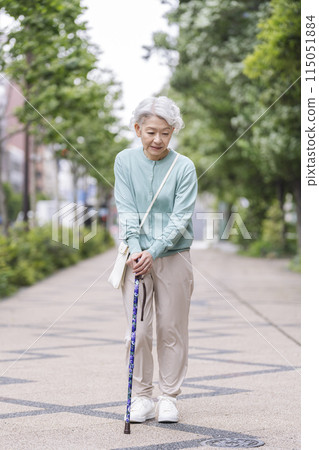 拄著拐杖站著的老婦人 115051884