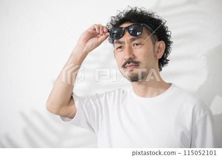 一個因為陽光明媚而戴墨鏡的男人,眉毛都皺起來了 一個因為陽光明媚而戴墨鏡的男人,眉毛都皺起來了 115052101
