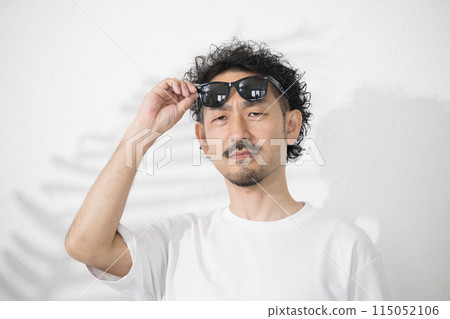 一個因為陽光明媚而戴墨鏡的男人，眉毛都皺起來了 115052106