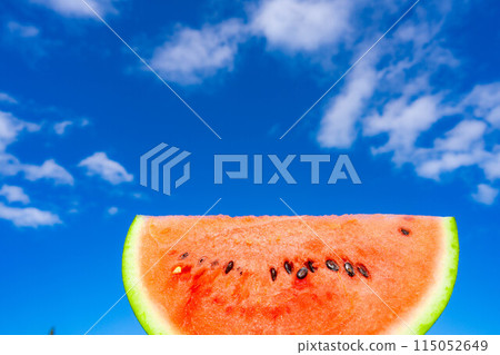 [Summer material] Watermelon and blue sky [Nagano Prefecture] 115052649