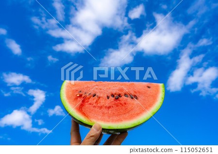 [Summer material] Watermelon and blue sky [Nagano Prefecture] 115052651