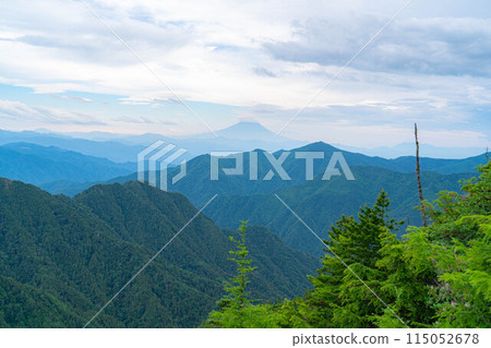 [Mountain material] Mountain scenery seen from Mt. Kokushi in summer [Yamanashi Prefecture] 115052678