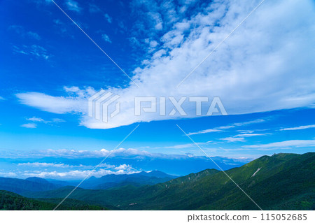 [Mountain material] Mountain scenery seen from Mt. Kokushi in summer [Yamanashi Prefecture] 115052685