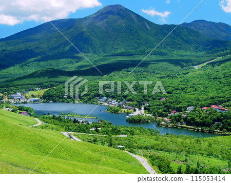初夏從蓼科高原和霧峰看到的白樺湖和蓼科山 115053414