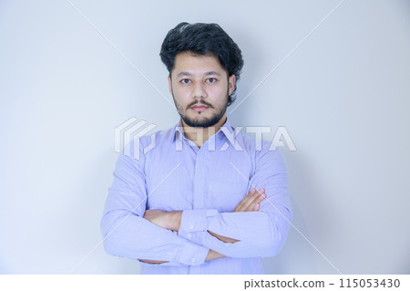 一個男人微笑著做出武器 115053430