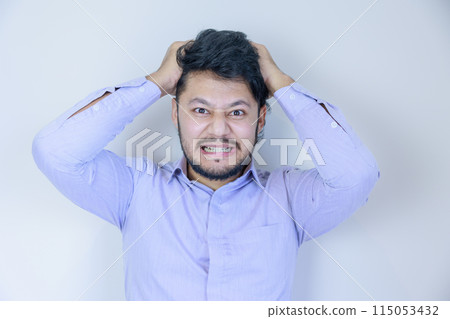 一個男人沮喪地低頭 115053432