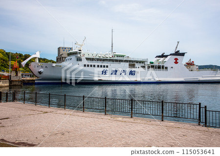 [Niigata Prefecture, Sado] Kogane Maru entering Ogi Port 115053641