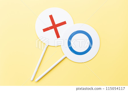 黃色背景上的 Marubatsu 法案 115054117