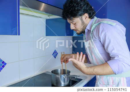 男人在廚房裡做飯 115054741