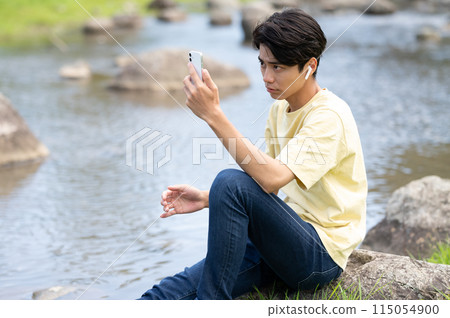 年輕人在水邊聽音樂 年輕人在水邊聽音樂 115054900