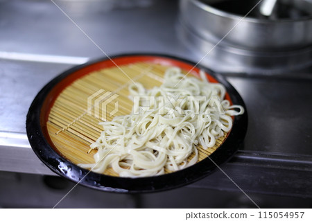 The soba noodles are ready for the handmade soba experience. The noodles are slightly thick. 115054957