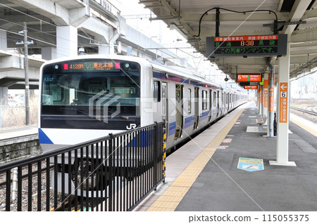 Tohoku Main Line E531 series train (bound for Kuroiso) stopped at Shin-Shirakawa Station 115055375