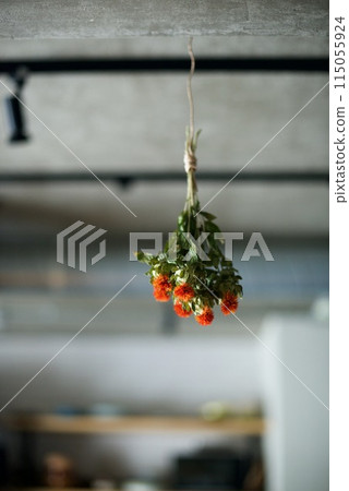 懸掛一束紅花製成乾燥花 115055924