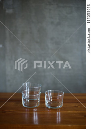桌子上堆滿了玻璃杯 桌子上堆滿了玻璃杯 115055958