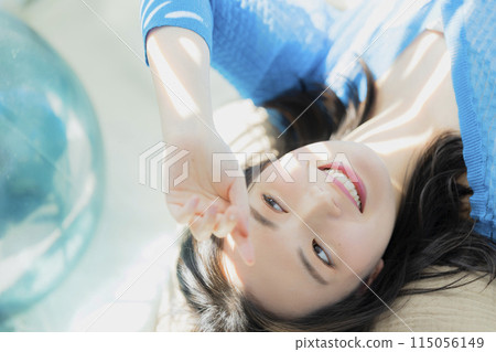 一個穿著藍色衣服的女人仰躺著 115056149