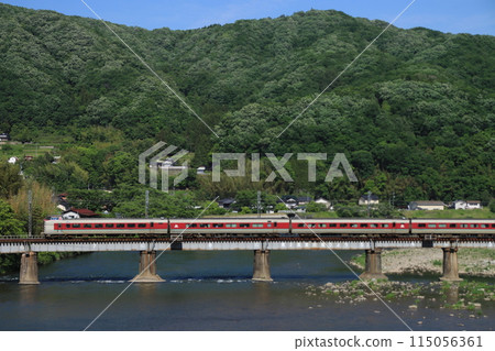 381系特急「八雲」在初夏風景中進行最後的運行_2024年5月17日攝 115056361