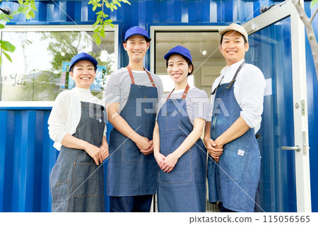 餐廳的銷售人員微笑著看著你 115056565