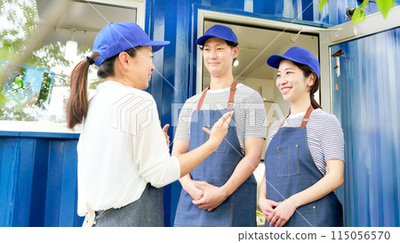 Restaurant staff holding a meeting 115056570
