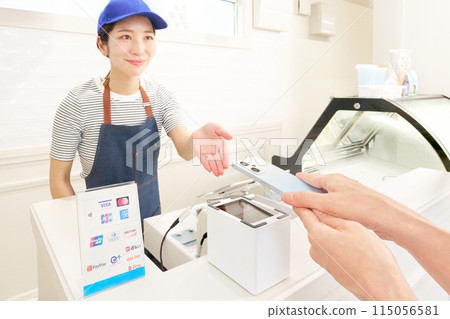 女店員引導顧客進行無現金支付 115056581