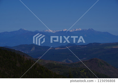 從橫跨長野縣和群馬縣的淺間山脈的友山(友山登山)看到的風景。 從橫跨長野縣和群馬縣的淺間山脈的友山(友山登山)看到的風景。 115056808