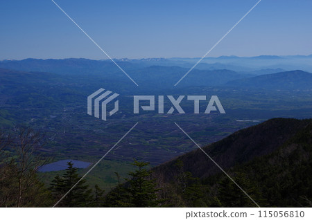 從橫跨長野縣和群馬縣的淺間山脈的友山(友山登山)看到的風景。 從橫跨長野縣和群馬縣的淺間山脈的友山(友山登山)看到的風景。 115056810