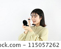 年輕女子化妝、化妝粉 115057262