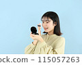 年輕女子化妝、化妝粉 115057263