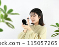 年輕女子化妝、化妝粉 115057265