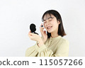 年輕女子化妝、化妝粉 115057266