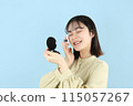 年輕女子化妝、化妝粉 115057267