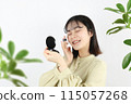 年輕女子化妝、化妝粉 115057268