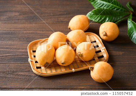 大枇杷放入濾鍋中 115057452