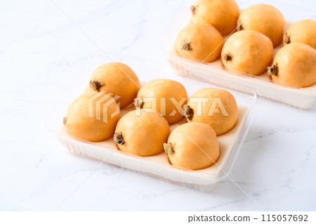Large loquats packed in a pack 115057692