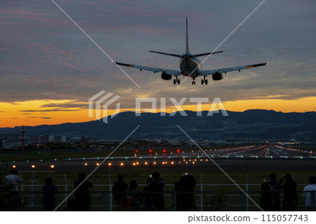 客機降落在伊丹機場 客機降落在伊丹機場 115057743