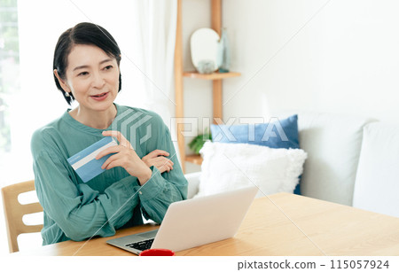 拿著銀行存摺的中年婦女 115057924