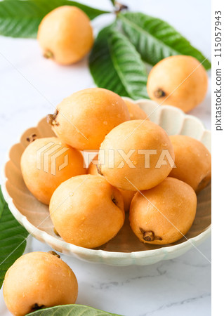 Large loquats on a plate 115057943