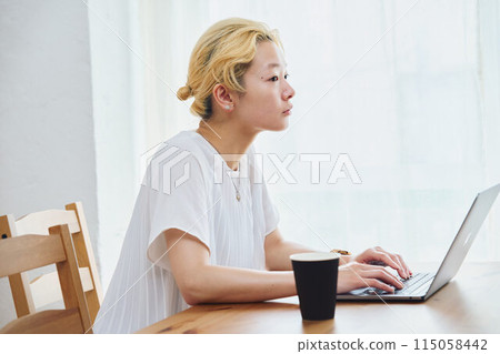 在家做工作的婦女 在家做工作的婦女 115058442