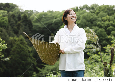 享受鄉村生活的可愛女人 115058513