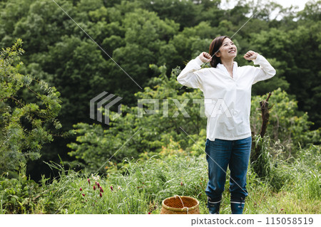 享受鄉村生活的可愛女人 115058519