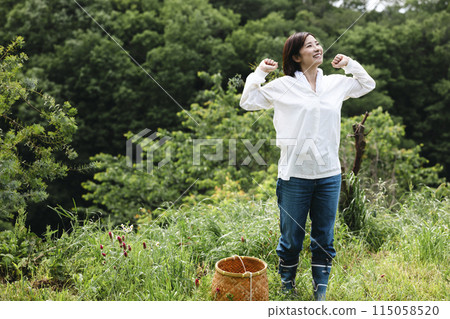 Cute woman enjoying country life 115058520