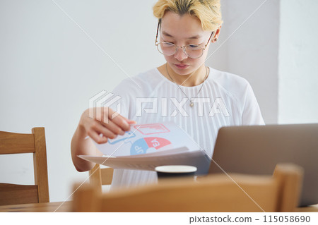 在家做工作的婦女 在家做工作的婦女 115058690